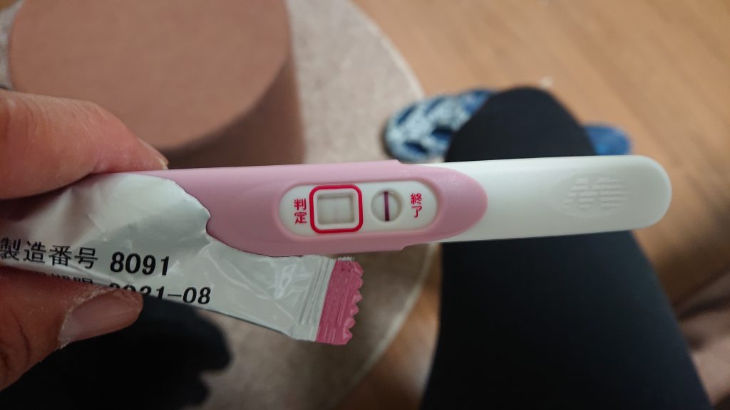 【妊娠初期】妊娠4週目の検査薬で薄い線が！陽性反応？